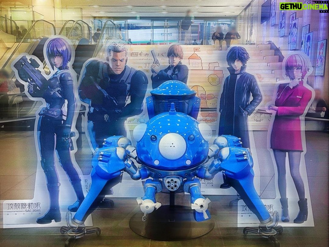 Megumi Han Instagram - 劇場版『#攻殻機動隊 #SAC_2045 最後の人間』初日舞台挨拶 ご来場頂きまして、誠にありがとうございました。 今日、この場に立ち会えた事を、心から誇りに思います。 少佐の、敦子さんの言葉が、想いが、行間が、攻殻を愛する皆さんにとっての原風景だったように感じました。 これが、ノスタルジーなのかもしれませんね。 忘れられるわけがありません、少佐。 これからも、アクセスし続けますからね。 常に遙か未来を生きながら、いまを生きる私たちに、生きるための戦いと、郷愁を与え続けてくれる、攻殻の世界。 また、素子たちに会わせて下さい。 皆さん、忘れずに、頼みましたよ。 昨日という日に、感謝と祝福を込めて。 映画は、12/14までの期間限定上映です。 是非、多くのご来場、お待ちしております。 __________ 敦子さんと明夫さん、お誕生日おめでとうございます。 __________ 🍮💭🌸 新宿ピカデリー