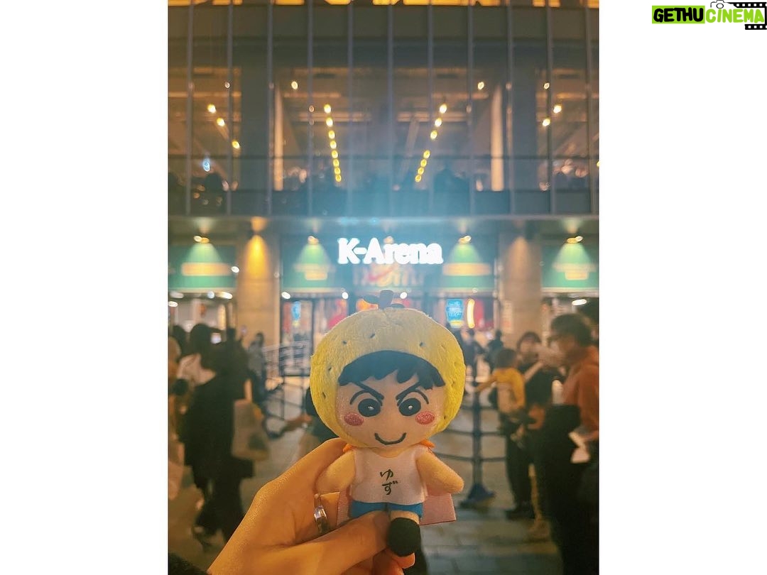 Megumi Han Instagram - お邪魔させて頂きました。 __________ YUZU SPECIAL LIVE 2023 HIBIKI in K-Arena Yokohama BEAUTIFUL never give up __________ ゆずのお二人と、ここに集ったすべての人たちの故郷が、音となり響いていて、終始、視界が滲んでおりました。 移ろいゆく中で、変化しながらも、変わらないものが、そこにあって。 なんだか、とても、郷愁を感じました。 生きていて感じる、すべての感情・感覚と、エネルギー。 地に根っこを強く張って、宇宙へと羽ばたくマンパワー。 ステージと客席が、互いを労い合う光景に、胸が熱くなるばかり。 『「「ありがとうございました!!」」』 『REASON』に『マスカット』所縁ある楽曲たちにも、久しぶりに会えて嬉しかったです。 ご縁を大切にして下さる、ゆずのお二人と皆さんの事が、ずっと大好きだーーー!! 🌱 🟡 ちなみに、当方、高校1年のときの合唱コンは『夏色』。 アコースティックギターを頑張って弾き語り。 やっぱり、青春の傍らに、いつも。 「もう一回!!もう一回!!」 この日も弾け飛びました。 #ゆず #ゆずLIVE #横浜 #yokohama #Kアリーナ横浜 #ゆずKアリーナ横浜ENCORE