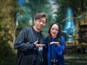 Megumi Han Instagram - 💠 FINAL FANTASY FAN FESTIVAL 2024 in TOKYO 💠

⌘＿＿＿＿＿＿＿＿＿＿＿＿＿＿＿＿＿＿＿＿

ありがとう、FF14。

ありがとう、すべての光の戦士たち。

これからも、どうか、終わらない旅を。

￣￣￣￣￣￣￣￣￣￣￣￣￣￣￣￣￣￣￣￣⌘ 

東京ドームが光の戦士たちの熱気に包まれたファンフェスから1週間。
未だ私の心は高揚し、火照り、あの日の熱の中にいます。

ヒカセンである皆さんにとってもそうであったらいいなと、タイムラインを彷徨っていると、ファンフェス3日目、4日目、5日目と有志で開催されているのを見つけて、とても愛おしく思いました。

FF14の新生10周年を祝して開催された、今回のファンフェス。

Day1は、一般でチケットを取って、客席からの参加。
Day2は、恐縮ながらも、ステージ上からの参加でした。

ねぇ、最高だったねぇ。

ドームには、エオルゼアの地に初めて降り立ったときのような光景が広がっていました。

自分が冒険者として、最初にグリダニアを訪れたとき。

あゝ同じ時間、同じ場所に、こんなにもたくさんの人たちが冒険しているんだという感動が、再び。

まだまだFF14をはじめて間もないのですが、曲がりなりにも冒険をしていて、聞いて、感じて、考えたことなので、改めて、こちらでも認（したた）めさせて下さい。

FF14と皆さんの、これまでの軌跡を辿っていくと、10年前に出逢っていたかったという想いもありました。

だけど、10年経った今、こうしてエオルゼアを旅し、幾多の瞬間に巡り逢える事が、本当に堪らなく幸せです。

駆け出しのヒカセンながらも、皆さんと新生10周年を祝福する場に立ち会う事が出来て、心から光栄に思います。

さらに会場には、レガシーの方々もいらっしゃいました。その方々は、新生するよりも前、もっと長いときを、XIVと共に歩んでこられたわけで。

その再建を担った吉Pこと吉田直樹さんをはじめとする、第3開発部の皆さんが懸けてきた想いと時間に向き合うとき、その一つ、一つにお返ししていきたい気持ちが湧き上がってくるけれど、それはこの世界でめぇいっぱい楽しむ事でお返しできたらと思います。

改めて、すべての出会いに感謝を。

⌘＿＿＿＿＿＿＿＿＿＿＿＿＿＿＿＿＿＿＿＿

このファンフェス2日間の最後の、さいご。

すべてのラインナップが終わって
開発陣の皆さんの言葉に
視界を滲ませていたら

ヒカセンの帰りを心配し
再び花道を駆けてきたあの方が
静寂の中で一言。

「ありがとうございました！！！！！！！！！！！！！！」

吉田さんのマイクを通さずダイレクトに伝わってくる感謝の言葉が、あまりにも真っ直ぐで…

こちらこそ、本当にありがとうございました。

初めてのMMO RPGがFF14で本当によかったです。

⌘＿＿＿＿＿＿＿＿＿＿＿＿＿＿＿＿＿＿＿＿

日々大きな変化に見舞われておりますが、ヒカセンの皆さん、これからも、この世界を、みんなのファイナルファンタジーを、大いに楽しんで参りましょうね。

⌘＿＿＿＿＿＿＿＿＿＿＿＿＿＿＿＿＿＿＿＿

（ファンフェス終わりのホヤホヤでグタグタなトークを、Xのスペースでしていたら、翌日、いつもお世話になっているヒカセンのフレンドさんの弟君が、金テープを手渡して下さいました。ヒカセンの皆さんが周囲のヒカセンの方々に配っていたそう。ご姉弟そろってお優しいんだ。ありがとうございます。俺たちのファンフェス3日目）

#FF14
#FINALFANTASYXIV
#FFXIVFanFest 2024
#FF14ファンフェス