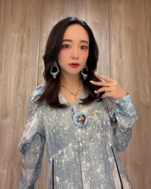 Megumi Han Instagram - 💠 FINAL FANTASY XIVFAN FESTIVAL 2024 in TOKYO 💠

『FINAL FANTASY XIV』の10周年を祝したファンフェスが
東京ドームで開催されてから1週間が経たんとしています。

未だ余韻ひたひたなのですが
ようやく言葉にできそうな気がしてきたので
こちらでも認（したた）めていこうかと思います。

まずはこの日を彩ってくれた素敵なお衣装たちをご紹介。

わたくしめのミラプリです。

👗 #dress ... @murralofficial

👠 #pumps ... @dianashoespress

💍 #earring / #necklace / #ring ... @swarovski

ドレスは、一目見た時から、決めていました🤝

物語冒頭
冒険者とハイデリンとの出会いをイメージして
選ばせて頂きました。
素敵でしょう？

"Letter" long dress といって
空から降り注ぐ粉雪を
小さな記憶に見立てて
デザイナーさんが実際に撮影した雪を
ドレスに落とし込んでいるんですって。

もう、蒼天のイシュガルドなんですよ。（巨大感情）

パンプスは、今年の初物。
長く愛用させて頂いているダイアナさんで新調。
まだ見ぬ旅の、大きな終着点、暁月のフィナーレ
未来へと歩みを進めるENDWALKERをイメージしました。

イヤリングは、ハイデリンそのもの。
こんなにもピッタリなことありますか。
思わずスクショと並べてしまいました。

ネックレスやリングは
エオルゼアに輝く星をイメージして。

その星の先端には、オルシュファンの缶バッジ。
こちらは日頃よりお世話になっている光の戦士のフレンドさんから
ファンフェス1日目にいただいたもの。

かつてその方は『光のお父さん』の著者であるマイディーさんのFCに所属していた方なんです。

エオルゼアの地に降り立ってからというもの
出逢えたヒカセンの皆さんの想いを共に
この日のステージへ連れていきたいと思い
ファンフェスへ臨みました。

その想いと決意は、また改めて次の投稿で。