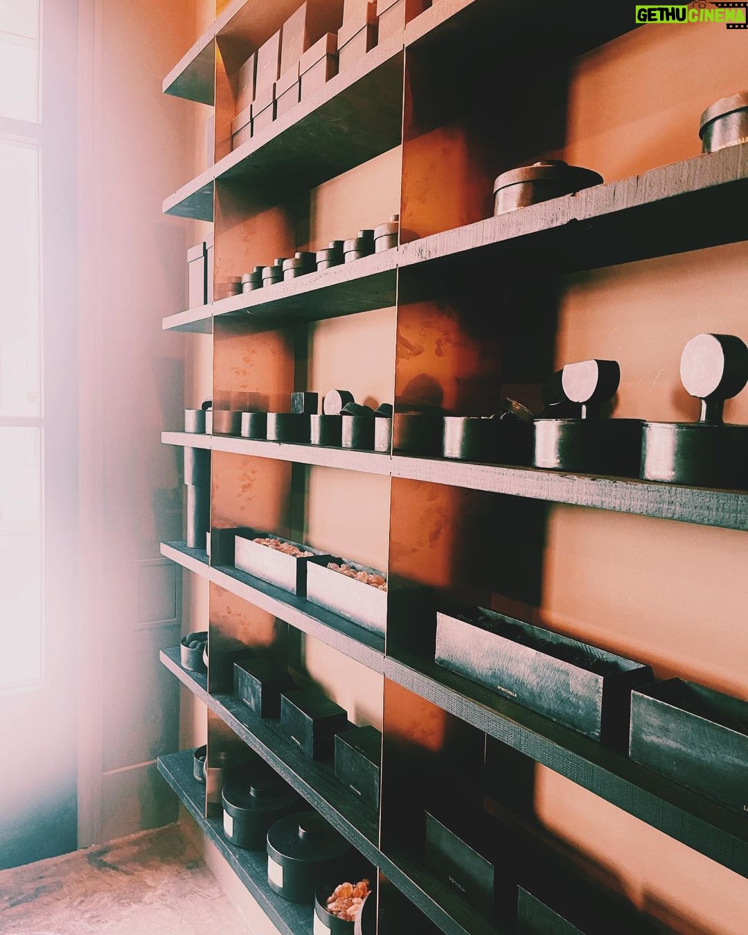 Megumi Han Instagram - 🕯️ MAD et LEN 🕯️ 大好きな香りが、明日から路面店で嗜めるようになり オープンに先駆けてご案内いただいちゃいました! 『MAD et LEN』 ブランド名は、フランスの焼き菓子「マドレーヌ」が由来しているのだそう。 マルセル・プルースト著『失われた時を求めて』。 この小説に「紅茶に浸したマドレーヌを食べたことで、過去の記憶がよみがえる」というエピソードからインスピレーションを受けているんですって! このお話を聞いて、より一層、此処の香りに魅せられてしまいました。 お土産にパフューム2種類と一緒に、マドレーヌも頂いて、我が家のTHE SICHUANとパシャリ🤭 紅茶に浸して頂こうと思います🫖🌿 今回、新たに枕元と洗面台の香りと、香水を新調しました。 枕元には、ROSE CRYSTALにDARKWOODの香りを浸して。 洗面台の方は、ちょっぴり大きめのをゲットしたので、後日、郵送してもらうことにしました。 また載せますね! それから香水は、RED MUSIC。 馴染むようなムスクの香りに癒されて即決でした! 店内の雰囲気も洗練されていて、自然光の入るこの感じが、また素敵な香りを引き立てていて堪りませんでした。ずっと居られる。 時代と年齢と共に、自分の中で香りの趣向も変わってきています。 生き方とか、過ごし方とか、心の余裕とか、そういうのもまた、香りから影響を受けたり、香りに反映されていったりするような気がしますね。 田原町駅
