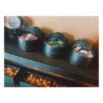 Megumi Han Instagram - 🕯️ MAD et LEN 🕯️ 大好きな香りが、明日から路面店で嗜めるようになり オープンに先駆けてご案内いただいちゃいました！ 『MAD et LEN』 ブランド名は、フランスの焼き菓子「マドレーヌ」が由来しているのだそう。 マルセル･プルースト著『失われた時を求めて』。 この小説に「紅茶に浸したマドレーヌを食べたことで、過去の記憶がよみがえる」というエピソードからインスピレーションを受けているんですって！ このお話を聞いて、より一層、此処の香りに魅せられてしまいました。 お土産にパフューム2種類と一緒に、マドレーヌも頂いて、我が家のTHE SICHUANとパシャリ🤭 紅茶に浸して頂こうと思います🫖🌿 今回、新たに枕元と洗面台の香りと、香水を新調しました。 枕元には、ROSE CRYSTALにDARKWOODの香りを浸して。 洗面台の方は、ちょっぴり大きめのをゲットしたので、後日、郵送してもらうことにしました。 また載せますね！ それから香水は、RED MUSIC。 馴染むようなムスクの香りに癒されて即決でした！ 店内の雰囲気も洗練されていて、自然光の入るこの感じが、また素敵な香りを引き立てていて堪りませんでした。ずっと居られる。 時代と年齢と共に、自分の中で香りの趣向も変わってきています。 生き方とか、過ごし方とか、心の余裕とか、そういうのもまた、香りから影響を受けたり、香りに反映されていったりするような気がしますね。 田原町駅