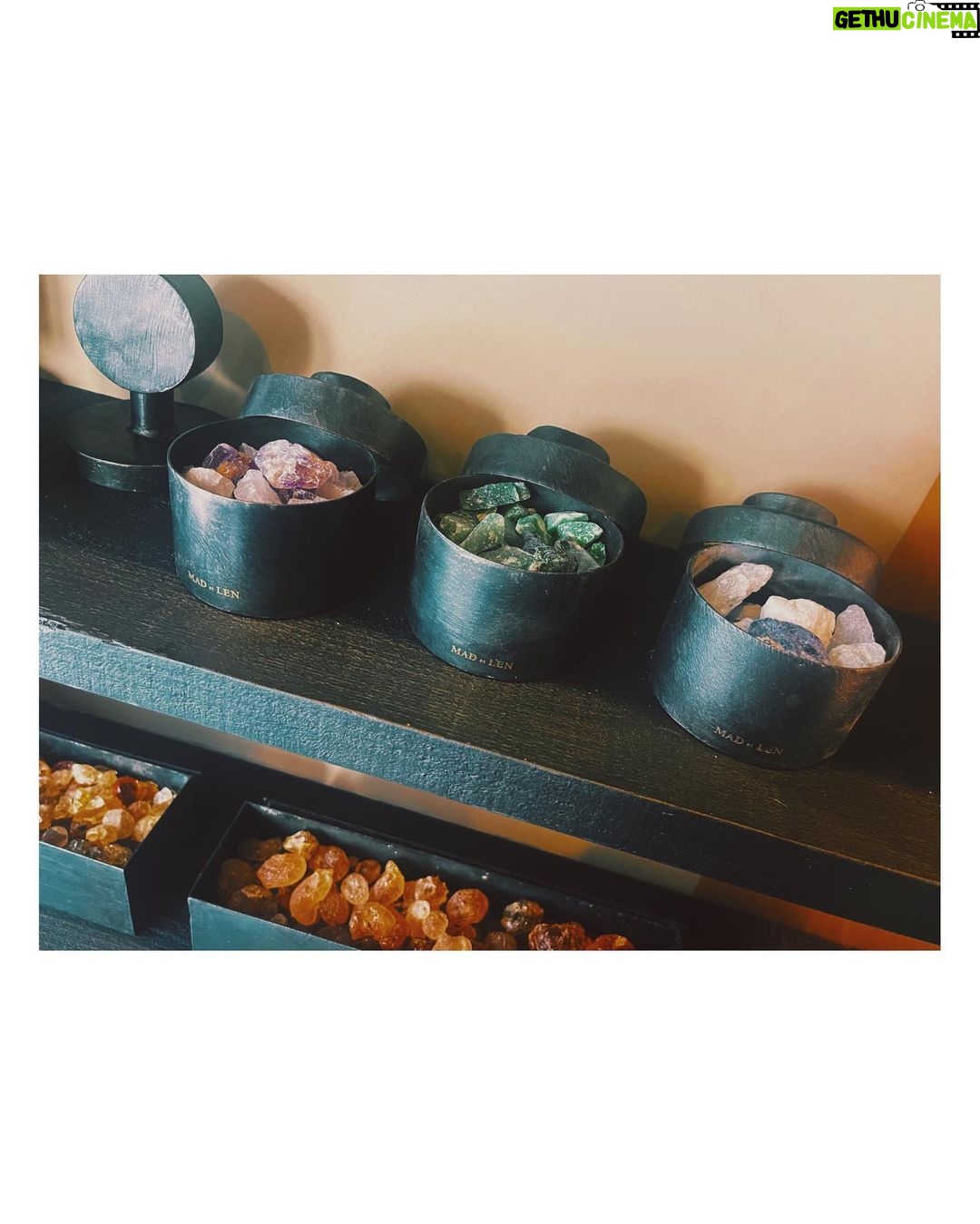 Megumi Han Instagram - 🕯️ MAD et LEN 🕯️ 大好きな香りが、明日から路面店で嗜めるようになり オープンに先駆けてご案内いただいちゃいました! 『MAD et LEN』 ブランド名は、フランスの焼き菓子「マドレーヌ」が由来しているのだそう。 マルセル・プルースト著『失われた時を求めて』。 この小説に「紅茶に浸したマドレーヌを食べたことで、過去の記憶がよみがえる」というエピソードからインスピレーションを受けているんですって! このお話を聞いて、より一層、此処の香りに魅せられてしまいました。 お土産にパフューム2種類と一緒に、マドレーヌも頂いて、我が家のTHE SICHUANとパシャリ🤭 紅茶に浸して頂こうと思います🫖🌿 今回、新たに枕元と洗面台の香りと、香水を新調しました。 枕元には、ROSE CRYSTALにDARKWOODの香りを浸して。 洗面台の方は、ちょっぴり大きめのをゲットしたので、後日、郵送してもらうことにしました。 また載せますね! それから香水は、RED MUSIC。 馴染むようなムスクの香りに癒されて即決でした! 店内の雰囲気も洗練されていて、自然光の入るこの感じが、また素敵な香りを引き立てていて堪りませんでした。ずっと居られる。 時代と年齢と共に、自分の中で香りの趣向も変わってきています。 生き方とか、過ごし方とか、心の余裕とか、そういうのもまた、香りから影響を受けたり、香りに反映されていったりするような気がしますね。 田原町駅