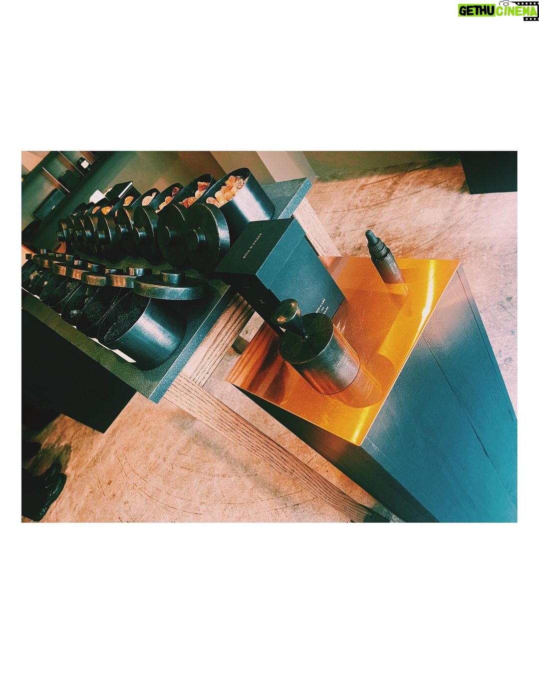 Megumi Han Instagram - 🕯️ MAD et LEN 🕯️ 大好きな香りが、明日から路面店で嗜めるようになり オープンに先駆けてご案内いただいちゃいました! 『MAD et LEN』 ブランド名は、フランスの焼き菓子「マドレーヌ」が由来しているのだそう。 マルセル・プルースト著『失われた時を求めて』。 この小説に「紅茶に浸したマドレーヌを食べたことで、過去の記憶がよみがえる」というエピソードからインスピレーションを受けているんですって! このお話を聞いて、より一層、此処の香りに魅せられてしまいました。 お土産にパフューム2種類と一緒に、マドレーヌも頂いて、我が家のTHE SICHUANとパシャリ🤭 紅茶に浸して頂こうと思います🫖🌿 今回、新たに枕元と洗面台の香りと、香水を新調しました。 枕元には、ROSE CRYSTALにDARKWOODの香りを浸して。 洗面台の方は、ちょっぴり大きめのをゲットしたので、後日、郵送してもらうことにしました。 また載せますね! それから香水は、RED MUSIC。 馴染むようなムスクの香りに癒されて即決でした! 店内の雰囲気も洗練されていて、自然光の入るこの感じが、また素敵な香りを引き立てていて堪りませんでした。ずっと居られる。 時代と年齢と共に、自分の中で香りの趣向も変わってきています。 生き方とか、過ごし方とか、心の余裕とか、そういうのもまた、香りから影響を受けたり、香りに反映されていったりするような気がしますね。 田原町駅