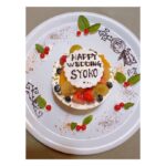 Megumi Han Instagram - 「おめでとう、翔子ちゃん」 愛する中川翔子ちゃんを、潘家で祝福！！ ようやく直接「おめでとう」の言葉を伝えることができました！！ 出会いは遡る事、8年前。 『中川翔子のアニメが好ぎだーーっ！』という番組にお邪魔させて頂いたことがきっかけで意気投合。 撮影を終えて、真っ先に連絡先を交換して、そのあとすぐに観劇のお誘いを下さったの。 大好きなことに、全身全霊で向き合う翔子ちゃん。 今では「好きなものを好きだ」と言えるようになったけれど、私の中で、その第一人者が翔子ちゃんでした。 漫画やアニメ、ゲームなど、好きな作品、キャラクター、楽曲と、惜しみない愛を伝え広めて…。 彼女自身もまた、作品に携わり、キャラクターを演じ、歌を届けて…。 テレビ、ドラマ、ラジオ、ライブ、舞台と、たくさんのステージに立つ彼女を見守りながら、"好き"を生業にして、"好き"なものに貢献していく姿に、勇気をもらってきました。 そんな翔子ちゃんと友達になれる人生は想像もできていなかったし、こうして彼女の幸せを、母と祝福できる事、心から嬉しく思います。 そんな私たちは、運命のもとに出会い、此処に集えたのだろうと、この日、改めて思ったのでした。 そう感じるタイミングで会える存在、人生のキーマンみたいな、ね。 改めて、おめでとう、翔子ちゃん！！ そして、いつもありがとう！！ 大大大大大好きﾋｲｨｨｨ!!🫶💖🌙🐈‍⬛🐈 ＿＿＿＿＿＿＿＿＿＿ この日のこと 昨日の『アニソン・アカデミー』で話してくれたんだよね。 ハッと思い立ってラジオつけたタイミングで聴けて ご縁のある作品や楽曲が、そこに集約されていて やっぱり"何か"あるんだと思いました🤭 翔子ちゃん、愛情いっぱい、ありがとう。
