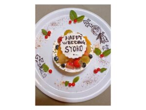 Megumi Han Instagram - 「おめでとう、翔子ちゃん」

愛する中川翔子ちゃんを、潘家で祝福！！

ようやく直接「おめでとう」の言葉を伝えることができました！！

出会いは遡る事、8年前。

『中川翔子のアニメが好ぎだーーっ！』という番組にお邪魔させて頂いたことがきっかけで意気投合。

撮影を終えて、真っ先に連絡先を交換して、そのあとすぐに観劇のお誘いを下さったの。

大好きなことに、全身全霊で向き合う翔子ちゃん。

今では「好きなものを好きだ」と言えるようになったけれど、私の中で、その第一人者が翔子ちゃんでした。

漫画やアニメ、ゲームなど、好きな作品、キャラクター、楽曲と、惜しみない愛を伝え広めて…。

彼女自身もまた、作品に携わり、キャラクターを演じ、歌を届けて…。

テレビ、ドラマ、ラジオ、ライブ、舞台と、たくさんのステージに立つ彼女を見守りながら、"好き"を生業にして、"好き"なものに貢献していく姿に、勇気をもらってきました。

そんな翔子ちゃんと友達になれる人生は想像もできていなかったし、こうして彼女の幸せを、母と祝福できる事、心から嬉しく思います。

そんな私たちは、運命のもとに出会い、此処に集えたのだろうと、この日、改めて思ったのでした。

そう感じるタイミングで会える存在、人生のキーマンみたいな、ね。

改めて、おめでとう、翔子ちゃん！！

そして、いつもありがとう！！

大大大大大好きﾋｲｨｨｨ!!🫶💖🌙🐈‍⬛🐈

＿＿＿＿＿＿＿＿＿＿

この日のこと
昨日の『アニソン・アカデミー』で話してくれたんだよね。

ハッと思い立ってラジオつけたタイミングで聴けて
ご縁のある作品や楽曲が、そこに集約されていて
やっぱり"何か"あるんだと思いました🤭

翔子ちゃん、愛情いっぱい、ありがとう。