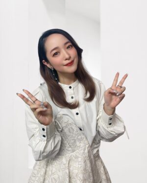 Megumi Han Instagram - 🤍 🤍 🤍

この日のスタイリングは、久芳俊夫さんにお願い致しました！！
ヘアメイクは、今年も一年中、ずっとお世話になり続けました、hijiriさん！！

#shirts ... @united_tokyo
#bustier ... @shiroma_official
#skirt ... @narcissus___official 

久芳さんとは『手裏剣戦隊ニンニンジャー』に携わらせて頂いたときに、ご自身の特撮コラムで対談させて頂いたときに、初めてご一緒させて頂いたのがご縁で、その後も『DEVILMAN crybaby』など数々の作品でアパレルなどのコラボをして下さっていたりしていました！

hijiriさんとは『HUNTER× HUNTER』のもと、ゆずさんと「流れ星キラリ」のレコーディングでご一緒させて頂いたときからのご縁で、ずっとヘアメイクを担当して頂いているのです。数々の作品の、様々な場面に、いつも寄り添い歩んで下さる素敵な方です。

今年の仕事納めをありがとうございました！！