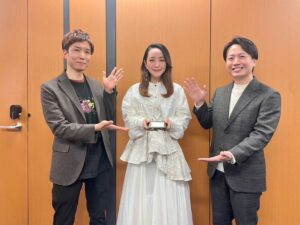 Megumi Han Instagram - 🏆　#日本アニメトレンド大賞　🏆

『【 #推しの子 】』が

アニメソング賞と

今年の大賞を頂きました！！

数多ある作品の中から、大変光栄に思います。

『【推しの子】』を生み、育み、支えて下さるすべての方々に、改めて感謝を。

そして、国内外問わず、さまざまな形で愛情を届けて下さった皆様、本当に有難う御座いました。

本来であれば、星野家の皆さんにお越し頂くことが望ましかったのかもしれませんが、そんな推しの子たちの立役者であり功労者の吉岡さんと山下さんと共に、この賞を頂く場に立ち会えた事が、とても嬉しかったです。

この賞を現場の皆さんとも分かち合い、来年の2期に向けて、私自身も英気を養って参ります。

2024年も『【推しの子】』を宜しくお願い致します。