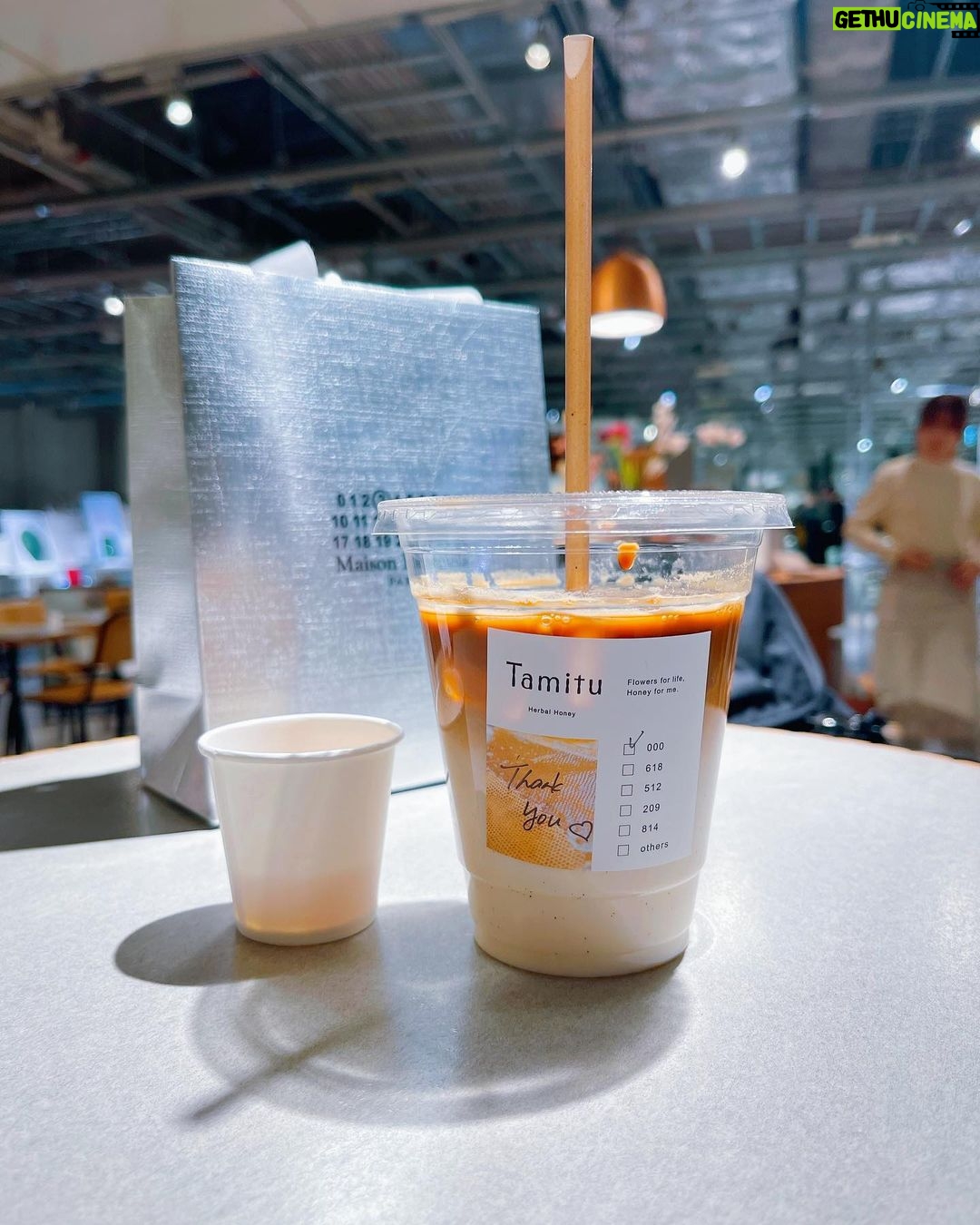 Megumi Han Instagram - 気 分 転 換 に ☕︎____________________ ☕️ Tamitu 📍 Meiji-Jingumae , Tokyo  ̄ ̄ ̄ ̄ ̄ ̄ ̄ ̄ ̄ ̄ ̄ ̄ ̄ ̄ ̄ ̄ ̄ ̄ ̄ ̄☕︎ カフェラテに合わせてお願いしたのは「No.000 Chocolat Rose」。 ほんのりスパイシーで華やかなお味で、カフェラテにピッタリ。 ドリンクの提供を待っている間に「No.814 Eucalyptus」をいただきました。 「喉」をイメージしたハーバルハニーらしいです。 声の仕事をしている身からしたら、大変有難い試飲の機会。 マヌカハニー、実はあまり得意じゃないのですが、とても飲みやすくて、克服しちゃったかもです🤭 併設したインテリアショップが好きで、よく気分転換に来店します。
