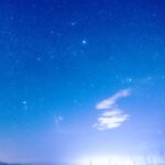 Megumi Han Instagram - 生まれて初めての星見。 ずっと行きたいと願っていた星々の撮影。 ついに念願が叶いました。 ふたご座流星群。 自分の生まれの星座の流星群。 冬の流れ星なんだなぁ。 今年は、良い条件が揃う8年ぶりの好機だったのだそう。 雲の多い時間帯もありましたが、最後には晴れて、この星空です。 この目で見えるよりも遥かに星は多く輝いていました。 だけど、この目で捉えた大きな流星たちを、実際にカメラにおさめるのは、とても難しくて。 それでも捉えられたときの感動は、ひとしお。 わずかに写った線が、流星です。 初めての撮影にしては、上出来だと思います。（ドヤァ） それも自動ではなくアナログで！（ふんす） カメラは、ずっと愛用しているNikon D610。 レンズは、シグマの広角レンズをお借りして。 星見に詳しい皆さんと、初めて星を観測する方々と、実りある時間を過ごしました。 夜空を見上げながら、星々を繋いだり、星にまつわるお話を、たくさん。 寒空の下で飲むココアは、特別なものがありました。 たくさんの奇跡が折り重なって迎えた星降る夜。 星々に魅せられて引き寄せられた星の子たち。 巡り会えたこのご縁に、心から感謝を。 そして、この世界の片隅から幸せを星に願って。 ＿＿＿＿＿＿＿＿＿＿ 向かう道中も楽しく、深夜に食べる海老名のSAで食べたラーメンは、絶品でした。 「星見はスポーツだから」とカロリーを蓄えて、身体もポカポカ。 帰り道も、お腹が空いてしまい、談合坂のSAで、星見の皆さんおすすめのチーズクリームどら焼きを頂きました。脳に沁み渡る美味しさでした。 それから、ガチャポンも。 ハンターと推しの子、回しちゃった！ 野生の鹿や狸がいたり、雲の中にいる体験をしたりして、時間旅行しました。 #星 #星空 #星空撮影 #星空フォト #流れ星 #流星群 #ふたご座流星群 #star #stars #gemini #shootingstars #shootingstar 山梨県