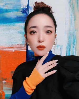 Megumi Han Instagram - 💙　🧡　💛　🖤

この日は、全身ENFÖLDでした！

#tops / #knit / #skirt ... @enfold_official #enfold 

トップスとニットは、PS（プレスプリング）！
AWかと思ってたけど、ファッション界は早めの春のようです😳

スカートは、2019のAWのもので、実は一度、イベントでも着させて頂いているんだけれど、組み合わせがドンピシャすぎて、もう一度、ステージに！

ご好評だったみたいで嬉しい🥳

なかなか店頭に行く事が出来ていなかったので、かなり久しぶりになってしまいましたが、いつも素敵なご提案、ありがとうございます🙏❤️

自分で衣装用意していて思うのが「一度着たものを着られないなんて、誰が決めたの！」「あまりにも勿体無いじゃない！」ってこと。

一年の中、一ヶ月の中、一週間の中で、日常的に、同じ服、着るもんね？😉🌟