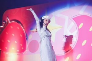 Megumi Han Instagram - 🤍outfit🤍

🍓【 #推しの子 】苺プロファン感謝祭🍓

ステージのお写真を頂いたので、この日のお衣装たちとご紹介！

🤍 #onepiece ／ #bustier ... @murralofficial 
🤍 #beret ／ ... @laulhere_france 
🤍 #broach ... @celford_official
🤍 #ring ／ #earings ... @swarovski

ワンピースとビスチェは、ずっとこれと決めていたんです。
そんなタイミングで月に一度の「MURRAL SALON」が開かれていたので、試着と購入をしてきました！（間に合わせて頂き、ありがとうございました😭）

私は、なるべくいつも、自分で衣装を選びます。

ファッションがもともと好きだということもあるけれど、こうした衣装選びも、作品や役について考える大切なアウトプット・インプットの時間だから。

そして、この衣装を纏うことによって、皆さんに喜んでもらけるように、そんなことを思い浮かべながら。

作品や役のおかげで、色んなスタイルやカラーに挑戦できるというのもありますし、いいことづくし！