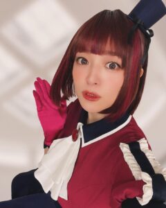 Megumi Han Instagram - 【推しの子】🍓苺プロファン感謝祭2023 イベントから早くも一週間が経たんとしています。 この一週間の体感、人生最速かもしれないです。 改めて、先日は、たくさんのご来場とご視聴、想いを届けて下さって、ありがとうございました。 一つ前の投稿では、イベント前半を振り返りながら、想いをしたためましたが、後半はライブパートのお話です。 有馬かな役に選んで頂いた、その瞬間から、いつか皆さんの前で披露する日が来るであろうと、たかを括っていました。 これは決してネガティブな気持ちではなく、自分が一ファンとしてお客さんの立場になって考えたとき、それ（ライブ）がなかったら「嘘だ！！！！」と思っていたからです。 今回のイベントについてオファーがあった時の事は、瑠美ちゃんも投稿でお話しされていましたが「やるなら完全再現」。 私も同じ想いでおりました。 ごまちゃんも瑠美ちゃんも、同じ想いで。 ありがとう、二人とも。 もとよりその想いでいてくれたんだと思うんですけどね。 でも、ごまちゃんがルビーで、瑠美ちゃんがMEMちょで、本当に良かったと、今回のイベントを経て、改めて思いました。 そして、やっぱり、りえちゃんがアイなんだなぁって。 コンテンツのもと、衣装を纏って歌って踊ってパフォーマンスするということが多くなかった私だけれど、それでも、作品のためなら、役のためなら、そこに携わり、支え、応援して下さる人たちのためなら、なんだって出来る。 有馬かなの想いは、私の想いでもありました。 ・・・ イベントでは、云なかったこと、此処に書いてもいいですか？ （中の人の本音とか、そういうの、あえて見たくないという方もいると思うので、該当する方は、回れ右して下さい！） ・・・ 実はね・・・ 有馬かなのオーディションを受けてから、この日に至るまで、自信がなかったんですね、有馬かな役として、ステージに立つ事に。 もちろん、マイク前は別ですよ。 だけど、そんなマイク前に立つ前ですら、後ですら、自信がなかった。 それでも、有馬かなに選んで託して下さった人たちのため、役が決まったとき喜んでくれた事務所のスタッフさんのために、自分を信じようと。 オンエアを迎えるたびに強張っていた私ですが、その度に、演じた彼女を有馬かなにしてくれたのは、アニメを作り上げんと愛情とエネルギーを注いで下さった皆さんでした。 本当に心から感謝しています。 そうして迎えたイベント当日。 皆さんが届けて下さった声、光、想いが見せたくれたのは、最高の景色。 有馬かなが見る事の出来なかった景色を代わりに。 それと同時に 「ここにいていいんだよ」 って言ってもらえている気がしました。 有馬かなを通じて、これまでの自分に対する良いことも、そうじゃないことも、すべて問われたような気がしていたんです。 決して人気があるわけでも、華やかなわけでもない私だけど、こうして見せてもらった景色は、受けた愛情は、エネルギーは、嘘じゃないって。 ありがとう。 ありがとうございます。 もらったものは、誠心誠意、お返ししていきたい。 【推しの子】に、有馬かなに、還元していきたい。 きっと、あの日の光景は、皆さんが届けてくれた想いは、アカ先生、メンゴ先生、平牧監督、ちゃお助監督、平山さん、携わるすべての皆さんに届いているので！！（断定） これからも、原作、アニメ、【推しの子】が見せてくれる、いろんな展開を、その景色を、一緒に楽しみましょう！！ そのためにも、みんな、元気でいてよね！！ その傍らに、私の仕事はあると思うから。 みんなの毎日が、少しでも彩られ、日々の活力となるように。 生きよう！！！！！ ❇︎＿＿＿＿＿＿＿＿＿＿＿＿＿＿＿＿＿＿＿＿ -special thanks〜有馬かなにしてくれたものたち〜- ✴︎ヘアメイク：hijiriさん、齊藤さん ✴︎ネイル&イヤモニのデコレーション：間嶋さん @ees8w3ww ✴︎マネージャー：airさん、mdrさん ✴︎B小町の衣装： オサレカンパニーさん @osarecompany ✴︎自前の衣装：MURRALさん @murralofficial ✴︎振り付け：Shoさん ✴︎からだづくり： おきゃなさん @i_am_kyana from @projectak2_gym ✴︎メンゴ先生 @yorip から誕生日に頂いたリップ-お守り- and みんなの想い✴︎♡｡+..:*໒꒱⋆.*☽ ￣￣￣￣￣￣￣￣￣￣￣￣￣￣￣￣￣￣￣￣❇︎ #推しの子 #苺プロファン感謝祭2023 #oshinoko 幕張メッセ 国際展示場9・10・11ホール