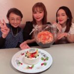 Megumi Han Instagram - 「おめでとう、翔子ちゃん」 愛する中川翔子ちゃんを、潘家で祝福！！ ようやく直接「おめでとう」の言葉を伝えることができました！！ 出会いは遡る事、8年前。 『中川翔子のアニメが好ぎだーーっ！』という番組にお邪魔させて頂いたことがきっかけで意気投合。 撮影を終えて、真っ先に連絡先を交換して、そのあとすぐに観劇のお誘いを下さったの。 大好きなことに、全身全霊で向き合う翔子ちゃん。 今では「好きなものを好きだ」と言えるようになったけれど、私の中で、その第一人者が翔子ちゃんでした。 漫画やアニメ、ゲームなど、好きな作品、キャラクター、楽曲と、惜しみない愛を伝え広めて…。 彼女自身もまた、作品に携わり、キャラクターを演じ、歌を届けて…。 テレビ、ドラマ、ラジオ、ライブ、舞台と、たくさんのステージに立つ彼女を見守りながら、"好き"を生業にして、"好き"なものに貢献していく姿に、勇気をもらってきました。 そんな翔子ちゃんと友達になれる人生は想像もできていなかったし、こうして彼女の幸せを、母と祝福できる事、心から嬉しく思います。 そんな私たちは、運命のもとに出会い、此処に集えたのだろうと、この日、改めて思ったのでした。 そう感じるタイミングで会える存在、人生のキーマンみたいな、ね。 改めて、おめでとう、翔子ちゃん！！ そして、いつもありがとう！！ 大大大大大好きﾋｲｨｨｨ!!🫶💖🌙🐈‍⬛🐈 ＿＿＿＿＿＿＿＿＿＿ この日のこと 昨日の『アニソン・アカデミー』で話してくれたんだよね。 ハッと思い立ってラジオつけたタイミングで聴けて ご縁のある作品や楽曲が、そこに集約されていて やっぱり"何か"あるんだと思いました🤭 翔子ちゃん、愛情いっぱい、ありがとう。