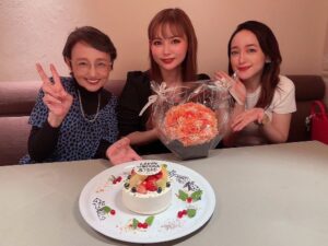 Megumi Han Instagram - 「おめでとう、翔子ちゃん」

愛する中川翔子ちゃんを、潘家で祝福！！

ようやく直接「おめでとう」の言葉を伝えることができました！！

出会いは遡る事、8年前。

『中川翔子のアニメが好ぎだーーっ！』という番組にお邪魔させて頂いたことがきっかけで意気投合。

撮影を終えて、真っ先に連絡先を交換して、そのあとすぐに観劇のお誘いを下さったの。

大好きなことに、全身全霊で向き合う翔子ちゃん。

今では「好きなものを好きだ」と言えるようになったけれど、私の中で、その第一人者が翔子ちゃんでした。

漫画やアニメ、ゲームなど、好きな作品、キャラクター、楽曲と、惜しみない愛を伝え広めて…。

彼女自身もまた、作品に携わり、キャラクターを演じ、歌を届けて…。

テレビ、ドラマ、ラジオ、ライブ、舞台と、たくさんのステージに立つ彼女を見守りながら、"好き"を生業にして、"好き"なものに貢献していく姿に、勇気をもらってきました。

そんな翔子ちゃんと友達になれる人生は想像もできていなかったし、こうして彼女の幸せを、母と祝福できる事、心から嬉しく思います。

そんな私たちは、運命のもとに出会い、此処に集えたのだろうと、この日、改めて思ったのでした。

そう感じるタイミングで会える存在、人生のキーマンみたいな、ね。

改めて、おめでとう、翔子ちゃん！！

そして、いつもありがとう！！

大大大大大好きﾋｲｨｨｨ!!🫶💖🌙🐈‍⬛🐈

＿＿＿＿＿＿＿＿＿＿

この日のこと
昨日の『アニソン・アカデミー』で話してくれたんだよね。

ハッと思い立ってラジオつけたタイミングで聴けて
ご縁のある作品や楽曲が、そこに集約されていて
やっぱり"何か"あるんだと思いました🤭

翔子ちゃん、愛情いっぱい、ありがとう。