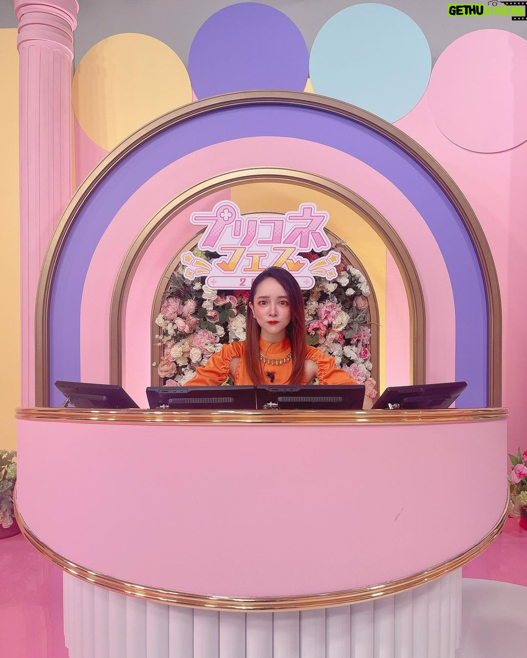 Megumi Han Instagram - 『プリンセスコネクト!Re:Dive』2024ファンフェスタ プリコネフェスタ2024ご視聴ありがとうございました! プリコネRも今年で6周年! おめでとうございます! 前作から考えると、約10年ほどのお付き合いに。 ノウェムとして、ムイミとして、長いこと一緒に戦ってきたんだなぁ。 主人公役の阿部敦さんが「ムイミは、プリコネの裏主人公だと思う」って言って下さったことが、すごく印象的で。 それって、ものすごく恐縮なことなんですけど、それ以上に、なんて有難くて光栄なことなんだろうと思ったんですね。 ムイミは、誰もがあの日々を忘れてしまったところから、一人記憶を持ったまま、この世界を渡り歩いてきたから。 昨年のムイミに訪れた5周年ストーリーイベント「リベレイト・ジ・エデン いつかまた会う未来で」の出会いと再会、星6才能開花のクエストで明かされた過去、そして、今回の6周年を迎えて公開された「I Wish 握りしめるこの手を」のストーリーに隠された繋がりが、これまでの彼女のすべてだったなぁって思ったんですね。 だから、もしかしたら、彼女の戦いは、一度、大きな区切りを迎えたんじゃないかなぁって。 もちろん、まだまだやらなくちゃいけないこと、いっぱいあるんですけどね!! - いくぞ未来のために いつだって未来のために戦い続けてきたムイミ。 オクトーと共に大悪党になるべく、大悪党なりの正義を振り翳して、この世界に蔓延るものを薙ぎ払ってきた。 いまは、相棒であるオクトーと離れ離れになってしまったけれど、このさきに訪れる未来を信じて。 明るくて、快活で、恐れ知らずの肉弾頭。 少年漫画の主人公のようなムイミだけど、一歩間違えれば、闇に堕ちてしまうんじゃないかと思わされる、そんな紙一重の危うさも持ち合わせていて… そうさせないためにも、そばにいてくれていたオクトーの存在の有難さと、七冠(セブンクラウンズ)とプリンセスナイトたちの関係性が、本当に、好き。 騎士くんには、いつもごめんねって思うけど(笑) だからこそ、今年のファンフェス、プレイバックの最後は、リベレーターのセリフを残してきました。 「アタシの望む未来、絶対に楽しいに決まってるよな! もちろんオマエもそこにいろよ! 約束だからな!」 現実、色んなことがあるけれど、彼女たちのいる未来に"オマエ"がいて欲しくて。 10年後も、その先も、君と繋がること、その喜びを分かち合えるように。 それじゃあ、いつかまた会う未来で。 ってね!! ⌘____________________ すべての出番を終えた後、控え室のある廊下で、オクトー役の子安さんのお祝いコメント、ちゃんと聞き届けました。 声聞くと泣きそうになるんですよね。やーねー。  ̄ ̄ ̄ ̄ ̄ ̄ ̄ ̄ ̄ ̄ ̄ ̄ ̄ ̄ ̄ ̄ ̄ ̄ ̄ ̄⌘ 会えないと思ってたユイ役の種田梨沙さんに すれ違いざま会えたの嬉しかった。 たねちゃん、元気そうでよかったぁ。 ⌘____________________ 七冠まわりで、なんとも幸せな巡り合わせがあったので、それはまた別の投稿で🤭  ̄ ̄ ̄ ̄ ̄ ̄ ̄ ̄ ̄ ̄ ̄ ̄ ̄ ̄ ̄ ̄ ̄ ̄ ̄ ̄⌘ Cygamesさんのコンテンツは、本当にユーザーさんのことが羨ましくなるくらい、贅沢な機会を設けて、提供して下さいますよね。 ユーザーの皆さんがいてくださるからこその、感謝ともてなしの気持ちというか。 すごいなぁって。(語彙力) 一ユーザーではもちろんあるんだけど、一キャストでもあるから、そっちの潘めぐみは、羨望の眼差しを向けながら、そう思うわけです。 この日も、ファンフェスを届けるために、本当に沢山の関係者の方々がカメラの向こう側にいらしてね。 ユーザー冥利に、キャスト冥利に尽きるなぁと、改めて感じて。 すべての人々に、心からの労いと感謝を…!!  ̄ ̄ ̄ ̄ ̄ ̄ ̄ ̄ ̄ ̄ ̄ ̄ ̄ ̄ ̄ ̄ ̄ ̄ ̄ ̄⌘ 圧巻のアクスタを綺麗におさめたくて撮影していたら、サテライトのプログラムを終えたスタッフさんが照明当ててくれたよ。 そこ、一番泣きそうになったよ。
