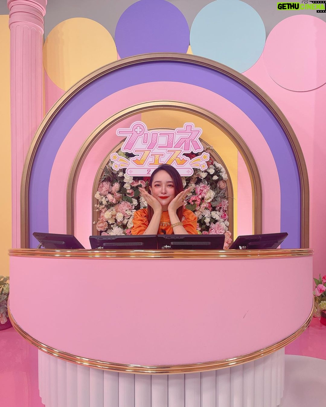 Megumi Han Instagram - 『プリンセスコネクト!Re:Dive』2024ファンフェスタ プリコネフェスタ2024ご視聴ありがとうございました! プリコネRも今年で6周年! おめでとうございます! 前作から考えると、約10年ほどのお付き合いに。 ノウェムとして、ムイミとして、長いこと一緒に戦ってきたんだなぁ。 主人公役の阿部敦さんが「ムイミは、プリコネの裏主人公だと思う」って言って下さったことが、すごく印象的で。 それって、ものすごく恐縮なことなんですけど、それ以上に、なんて有難くて光栄なことなんだろうと思ったんですね。 ムイミは、誰もがあの日々を忘れてしまったところから、一人記憶を持ったまま、この世界を渡り歩いてきたから。 昨年のムイミに訪れた5周年ストーリーイベント「リベレイト・ジ・エデン いつかまた会う未来で」の出会いと再会、星6才能開花のクエストで明かされた過去、そして、今回の6周年を迎えて公開された「I Wish 握りしめるこの手を」のストーリーに隠された繋がりが、これまでの彼女のすべてだったなぁって思ったんですね。 だから、もしかしたら、彼女の戦いは、一度、大きな区切りを迎えたんじゃないかなぁって。 もちろん、まだまだやらなくちゃいけないこと、いっぱいあるんですけどね!! - いくぞ未来のために いつだって未来のために戦い続けてきたムイミ。 オクトーと共に大悪党になるべく、大悪党なりの正義を振り翳して、この世界に蔓延るものを薙ぎ払ってきた。 いまは、相棒であるオクトーと離れ離れになってしまったけれど、このさきに訪れる未来を信じて。 明るくて、快活で、恐れ知らずの肉弾頭。 少年漫画の主人公のようなムイミだけど、一歩間違えれば、闇に堕ちてしまうんじゃないかと思わされる、そんな紙一重の危うさも持ち合わせていて… そうさせないためにも、そばにいてくれていたオクトーの存在の有難さと、七冠(セブンクラウンズ)とプリンセスナイトたちの関係性が、本当に、好き。 騎士くんには、いつもごめんねって思うけど(笑) だからこそ、今年のファンフェス、プレイバックの最後は、リベレーターのセリフを残してきました。 「アタシの望む未来、絶対に楽しいに決まってるよな! もちろんオマエもそこにいろよ! 約束だからな!」 現実、色んなことがあるけれど、彼女たちのいる未来に"オマエ"がいて欲しくて。 10年後も、その先も、君と繋がること、その喜びを分かち合えるように。 それじゃあ、いつかまた会う未来で。 ってね!! ⌘____________________ すべての出番を終えた後、控え室のある廊下で、オクトー役の子安さんのお祝いコメント、ちゃんと聞き届けました。 声聞くと泣きそうになるんですよね。やーねー。  ̄ ̄ ̄ ̄ ̄ ̄ ̄ ̄ ̄ ̄ ̄ ̄ ̄ ̄ ̄ ̄ ̄ ̄ ̄ ̄⌘ 会えないと思ってたユイ役の種田梨沙さんに すれ違いざま会えたの嬉しかった。 たねちゃん、元気そうでよかったぁ。 ⌘____________________ 七冠まわりで、なんとも幸せな巡り合わせがあったので、それはまた別の投稿で🤭  ̄ ̄ ̄ ̄ ̄ ̄ ̄ ̄ ̄ ̄ ̄ ̄ ̄ ̄ ̄ ̄ ̄ ̄ ̄ ̄⌘ Cygamesさんのコンテンツは、本当にユーザーさんのことが羨ましくなるくらい、贅沢な機会を設けて、提供して下さいますよね。 ユーザーの皆さんがいてくださるからこその、感謝ともてなしの気持ちというか。 すごいなぁって。(語彙力) 一ユーザーではもちろんあるんだけど、一キャストでもあるから、そっちの潘めぐみは、羨望の眼差しを向けながら、そう思うわけです。 この日も、ファンフェスを届けるために、本当に沢山の関係者の方々がカメラの向こう側にいらしてね。 ユーザー冥利に、キャスト冥利に尽きるなぁと、改めて感じて。 すべての人々に、心からの労いと感謝を…!!  ̄ ̄ ̄ ̄ ̄ ̄ ̄ ̄ ̄ ̄ ̄ ̄ ̄ ̄ ̄ ̄ ̄ ̄ ̄ ̄⌘ 圧巻のアクスタを綺麗におさめたくて撮影していたら、サテライトのプログラムを終えたスタッフさんが照明当ててくれたよ。 そこ、一番泣きそうになったよ。