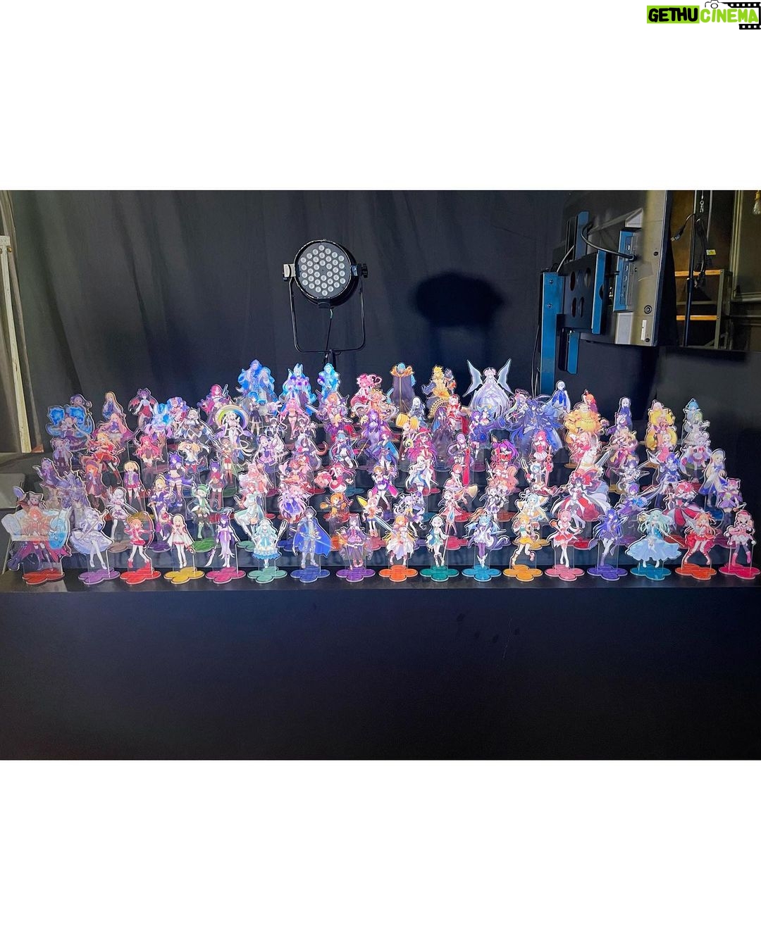 Megumi Han Instagram - 『プリンセスコネクト!Re:Dive』2024ファンフェスタ プリコネフェスタ2024ご視聴ありがとうございました! プリコネRも今年で6周年! おめでとうございます! 前作から考えると、約10年ほどのお付き合いに。 ノウェムとして、ムイミとして、長いこと一緒に戦ってきたんだなぁ。 主人公役の阿部敦さんが「ムイミは、プリコネの裏主人公だと思う」って言って下さったことが、すごく印象的で。 それって、ものすごく恐縮なことなんですけど、それ以上に、なんて有難くて光栄なことなんだろうと思ったんですね。 ムイミは、誰もがあの日々を忘れてしまったところから、一人記憶を持ったまま、この世界を渡り歩いてきたから。 昨年のムイミに訪れた5周年ストーリーイベント「リベレイト・ジ・エデン いつかまた会う未来で」の出会いと再会、星6才能開花のクエストで明かされた過去、そして、今回の6周年を迎えて公開された「I Wish 握りしめるこの手を」のストーリーに隠された繋がりが、これまでの彼女のすべてだったなぁって思ったんですね。 だから、もしかしたら、彼女の戦いは、一度、大きな区切りを迎えたんじゃないかなぁって。 もちろん、まだまだやらなくちゃいけないこと、いっぱいあるんですけどね!! - いくぞ未来のために いつだって未来のために戦い続けてきたムイミ。 オクトーと共に大悪党になるべく、大悪党なりの正義を振り翳して、この世界に蔓延るものを薙ぎ払ってきた。 いまは、相棒であるオクトーと離れ離れになってしまったけれど、このさきに訪れる未来を信じて。 明るくて、快活で、恐れ知らずの肉弾頭。 少年漫画の主人公のようなムイミだけど、一歩間違えれば、闇に堕ちてしまうんじゃないかと思わされる、そんな紙一重の危うさも持ち合わせていて… そうさせないためにも、そばにいてくれていたオクトーの存在の有難さと、七冠(セブンクラウンズ)とプリンセスナイトたちの関係性が、本当に、好き。 騎士くんには、いつもごめんねって思うけど(笑) だからこそ、今年のファンフェス、プレイバックの最後は、リベレーターのセリフを残してきました。 「アタシの望む未来、絶対に楽しいに決まってるよな! もちろんオマエもそこにいろよ! 約束だからな!」 現実、色んなことがあるけれど、彼女たちのいる未来に"オマエ"がいて欲しくて。 10年後も、その先も、君と繋がること、その喜びを分かち合えるように。 それじゃあ、いつかまた会う未来で。 ってね!! ⌘____________________ すべての出番を終えた後、控え室のある廊下で、オクトー役の子安さんのお祝いコメント、ちゃんと聞き届けました。 声聞くと泣きそうになるんですよね。やーねー。  ̄ ̄ ̄ ̄ ̄ ̄ ̄ ̄ ̄ ̄ ̄ ̄ ̄ ̄ ̄ ̄ ̄ ̄ ̄ ̄⌘ 会えないと思ってたユイ役の種田梨沙さんに すれ違いざま会えたの嬉しかった。 たねちゃん、元気そうでよかったぁ。 ⌘____________________ 七冠まわりで、なんとも幸せな巡り合わせがあったので、それはまた別の投稿で🤭  ̄ ̄ ̄ ̄ ̄ ̄ ̄ ̄ ̄ ̄ ̄ ̄ ̄ ̄ ̄ ̄ ̄ ̄ ̄ ̄⌘ Cygamesさんのコンテンツは、本当にユーザーさんのことが羨ましくなるくらい、贅沢な機会を設けて、提供して下さいますよね。 ユーザーの皆さんがいてくださるからこその、感謝ともてなしの気持ちというか。 すごいなぁって。(語彙力) 一ユーザーではもちろんあるんだけど、一キャストでもあるから、そっちの潘めぐみは、羨望の眼差しを向けながら、そう思うわけです。 この日も、ファンフェスを届けるために、本当に沢山の関係者の方々がカメラの向こう側にいらしてね。 ユーザー冥利に、キャスト冥利に尽きるなぁと、改めて感じて。 すべての人々に、心からの労いと感謝を…!!  ̄ ̄ ̄ ̄ ̄ ̄ ̄ ̄ ̄ ̄ ̄ ̄ ̄ ̄ ̄ ̄ ̄ ̄ ̄ ̄⌘ 圧巻のアクスタを綺麗におさめたくて撮影していたら、サテライトのプログラムを終えたスタッフさんが照明当ててくれたよ。 そこ、一番泣きそうになったよ。