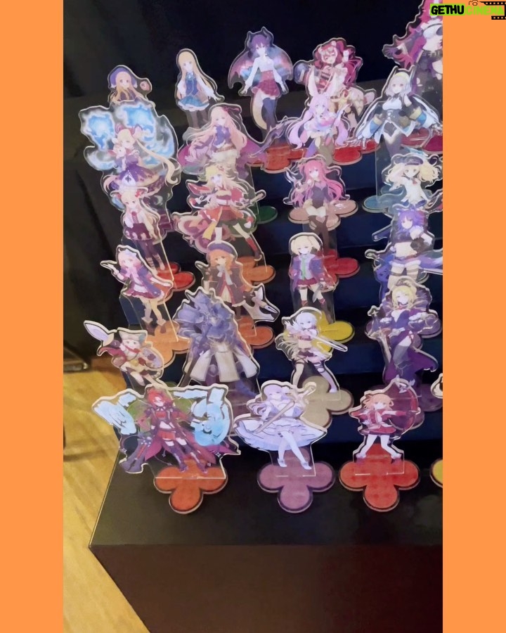 Megumi Han Instagram - 『プリンセスコネクト!Re:Dive』2024ファンフェスタ プリコネフェスタ2024ご視聴ありがとうございました! プリコネRも今年で6周年! おめでとうございます! 前作から考えると、約10年ほどのお付き合いに。 ノウェムとして、ムイミとして、長いこと一緒に戦ってきたんだなぁ。 主人公役の阿部敦さんが「ムイミは、プリコネの裏主人公だと思う」って言って下さったことが、すごく印象的で。 それって、ものすごく恐縮なことなんですけど、それ以上に、なんて有難くて光栄なことなんだろうと思ったんですね。 ムイミは、誰もがあの日々を忘れてしまったところから、一人記憶を持ったまま、この世界を渡り歩いてきたから。 昨年のムイミに訪れた5周年ストーリーイベント「リベレイト・ジ・エデン いつかまた会う未来で」の出会いと再会、星6才能開花のクエストで明かされた過去、そして、今回の6周年を迎えて公開された「I Wish 握りしめるこの手を」のストーリーに隠された繋がりが、これまでの彼女のすべてだったなぁって思ったんですね。 だから、もしかしたら、彼女の戦いは、一度、大きな区切りを迎えたんじゃないかなぁって。 もちろん、まだまだやらなくちゃいけないこと、いっぱいあるんですけどね!! - いくぞ未来のために いつだって未来のために戦い続けてきたムイミ。 オクトーと共に大悪党になるべく、大悪党なりの正義を振り翳して、この世界に蔓延るものを薙ぎ払ってきた。 いまは、相棒であるオクトーと離れ離れになってしまったけれど、このさきに訪れる未来を信じて。 明るくて、快活で、恐れ知らずの肉弾頭。 少年漫画の主人公のようなムイミだけど、一歩間違えれば、闇に堕ちてしまうんじゃないかと思わされる、そんな紙一重の危うさも持ち合わせていて… そうさせないためにも、そばにいてくれていたオクトーの存在の有難さと、七冠(セブンクラウンズ)とプリンセスナイトたちの関係性が、本当に、好き。 騎士くんには、いつもごめんねって思うけど(笑) だからこそ、今年のファンフェス、プレイバックの最後は、リベレーターのセリフを残してきました。 「アタシの望む未来、絶対に楽しいに決まってるよな! もちろんオマエもそこにいろよ! 約束だからな!」 現実、色んなことがあるけれど、彼女たちのいる未来に"オマエ"がいて欲しくて。 10年後も、その先も、君と繋がること、その喜びを分かち合えるように。 それじゃあ、いつかまた会う未来で。 ってね!! ⌘____________________ すべての出番を終えた後、控え室のある廊下で、オクトー役の子安さんのお祝いコメント、ちゃんと聞き届けました。 声聞くと泣きそうになるんですよね。やーねー。  ̄ ̄ ̄ ̄ ̄ ̄ ̄ ̄ ̄ ̄ ̄ ̄ ̄ ̄ ̄ ̄ ̄ ̄ ̄ ̄⌘ 会えないと思ってたユイ役の種田梨沙さんに すれ違いざま会えたの嬉しかった。 たねちゃん、元気そうでよかったぁ。 ⌘____________________ 七冠まわりで、なんとも幸せな巡り合わせがあったので、それはまた別の投稿で🤭  ̄ ̄ ̄ ̄ ̄ ̄ ̄ ̄ ̄ ̄ ̄ ̄ ̄ ̄ ̄ ̄ ̄ ̄ ̄ ̄⌘ Cygamesさんのコンテンツは、本当にユーザーさんのことが羨ましくなるくらい、贅沢な機会を設けて、提供して下さいますよね。 ユーザーの皆さんがいてくださるからこその、感謝ともてなしの気持ちというか。 すごいなぁって。(語彙力) 一ユーザーではもちろんあるんだけど、一キャストでもあるから、そっちの潘めぐみは、羨望の眼差しを向けながら、そう思うわけです。 この日も、ファンフェスを届けるために、本当に沢山の関係者の方々がカメラの向こう側にいらしてね。 ユーザー冥利に、キャスト冥利に尽きるなぁと、改めて感じて。 すべての人々に、心からの労いと感謝を…!!  ̄ ̄ ̄ ̄ ̄ ̄ ̄ ̄ ̄ ̄ ̄ ̄ ̄ ̄ ̄ ̄ ̄ ̄ ̄ ̄⌘ 圧巻のアクスタを綺麗におさめたくて撮影していたら、サテライトのプログラムを終えたスタッフさんが照明当ててくれたよ。 そこ、一番泣きそうになったよ。