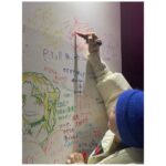 Megumi Han Instagram - ✨#マンガダイブ【#推しの子】スーパー✴︎イマーシブライブ✨ ライブあり、アトラクションあり！ 作品の世界に没入できる愛溢れる空間！ 素晴らしい体験をありがとうございます！！ 推し活に行き届いたスタッフさんのホスピタリティも大変有難く…！！ うちわやサイリウムの貸し出しもありますし、お写真も抜群の画角でおさめて下さるので、是非、あなたの推しの子をめぇいっぱい応援してきて下さいね！！ みんなの直筆のイラストやメッセージも愛おしかった…！！ 有難いことに出口にある一面がいっぱいになっちゃったので、物販の方にも、もう一面、設置されています！ ちなみに、出口の方のアカ先生とメンゴ先生のサインがあるパネルに、私たちも直筆でサインとメッセージを残してきたので探してみて下さいね✌️ 2/16(金)まで、室町三井ホール&カンファレンスにて開催中！ ⌘＿＿＿＿＿＿＿＿＿＿＿＿＿＿＿＿＿＿＿＿ 先週末は、マンガダイブ初の応援上映が開催されたそうですね！ 参加されるという皆さんのお声も届いておりましたが、いかがでしたでしょうか？ 2月も引き続きのご来場お待ちしております！ みんなのシェアも、感想も、待ってるよー！ ￣￣￣￣￣￣￣￣￣￣￣￣￣￣￣￣￣￣￣￣⌘ #oshinoko #tokyo #日本橋 #coredo室町
