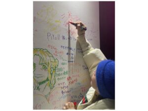 Megumi Han Instagram - ✨#マンガダイブ【#推しの子】スーパー✴︎イマーシブライブ✨

ライブあり、アトラクションあり！
作品の世界に没入できる愛溢れる空間！

素晴らしい体験をありがとうございます！！

推し活に行き届いたスタッフさんのホスピタリティも大変有難く…！！

うちわやサイリウムの貸し出しもありますし、お写真も抜群の画角でおさめて下さるので、是非、あなたの推しの子をめぇいっぱい応援してきて下さいね！！

みんなの直筆のイラストやメッセージも愛おしかった…！！

有難いことに出口にある一面がいっぱいになっちゃったので、物販の方にも、もう一面、設置されています！

ちなみに、出口の方のアカ先生とメンゴ先生のサインがあるパネルに、私たちも直筆でサインとメッセージを残してきたので探してみて下さいね✌️

2/16(金)まで、室町三井ホール&カンファレンスにて開催中！

⌘＿＿＿＿＿＿＿＿＿＿＿＿＿＿＿＿＿＿＿＿

先週末は、マンガダイブ初の応援上映が開催されたそうですね！

参加されるという皆さんのお声も届いておりましたが、いかがでしたでしょうか？

2月も引き続きのご来場お待ちしております！

みんなのシェアも、感想も、待ってるよー！

￣￣￣￣￣￣￣￣￣￣￣￣￣￣￣￣￣￣￣￣⌘
#oshinoko #tokyo #日本橋 #coredo室町