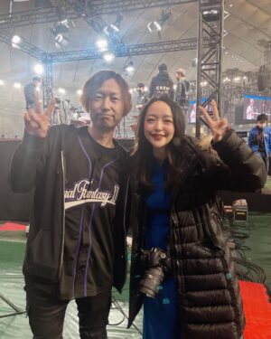 Megumi Han Instagram - ファンフェス16日目（ ）

日々の余韻の中で、まだあの日に帰ることのできる、心の記憶よ。

⌘＿＿＿＿＿＿＿＿＿＿＿＿＿＿＿＿＿＿＿＿

①未だ見ぬレポリットと！！

かわいいねぇ！！

どんな物語が待ち受けているのか楽しみです。

いまエモートのレポリットダンスがホットだけれど、私がそのエモートを習得するのは、いつになるだろう。（遠い目）

夏までにはと思っているけれど、みんな、そのときは受け入れてくれよな・・・！！

￣￣￣￣￣￣￣￣￣￣￣￣￣￣￣￣￣￣￣￣⌘

②前廣和豊さんと！！

FF16のクリエイティブディレクターである前廣さん。

収録の度に、大変お世話になりました。

また、FF14では「蒼天のイシュガルド」のメインシナリオライター。

ちょうどこのときパッチ3.0（蒼天の大きな一区切り）までをクリアしてからの登壇したのですが、皆さんの言う「教皇庁のやばさ」を見事に喰らった後だったので、情緒が掻き乱されておりましたが、3.3、3.4とクリアした今、また、やられました。

いまは、フレンドさんに教えて頂いた「蒼天秘話」を読み進めているところで、また、視界を熱く滲ませております。

クリスタルを巡る探求の旅を、ありがとうございます。

⌘＿＿＿＿＿＿＿＿＿＿＿＿＿＿＿＿＿＿＿＿

③高井浩さんと前廣和豊さん！！

大好きな野犬の群れ本部のお二人です！！

新春麻雀大会のステージには、FF16でお世話になった皆さんがいらっしゃいました！！

宣伝担当されていた方々にも此処でお会いすることができて嬉しかったなぁ。

手始めに、ドマ式麻雀、覚えるかぁ…💭🀄️

￣￣￣￣￣￣￣￣￣￣￣￣￣￣￣￣￣￣￣￣⌘

④前廣和豊さんと松野泰己さん！

見守ることで楽しんできたFFの世界でしたが、初めて自分自身で歩み、物語の結末まで到達する事ができたタイトル。

『ファイナルファンタジータクティクス　獅子戦争』

このお二人にお会いすると、そのときの旅の記憶が蘇ります。
重厚な物語とエンディングの衝撃は、今でも忘れられません。
FF16にも何処か、その遺伝子を感じました。

やっぱり、ドマ式麻雀（以下略）

￣￣￣￣￣￣￣￣￣￣￣￣￣￣￣￣￣￣￣￣⌘

⑤モルボルさんこと室内俊夫さん。

FF14の歩みをアーカイブなどで振り返る中で、このお方にも、本作をはじめるきっかけと楽しさを教わっておりました。

（御本人を前に伝えられなかった…）

いつも真摯にヒカセンたちと向き合って下さって、本当にありがとうございます。

￣￣￣￣￣￣￣￣￣￣￣￣￣￣￣￣￣￣￣￣⌘

#FF14 #FINALFANTASYXIV
#FF16 #FINALFANTASYXVI
#FFXIVFanFast 2024
#FF14ファンフェス
