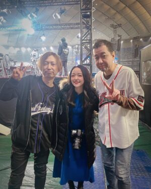 Megumi Han Instagram - ファンフェス16日目（ ）

日々の余韻の中で、まだあの日に帰ることのできる、心の記憶よ。

⌘＿＿＿＿＿＿＿＿＿＿＿＿＿＿＿＿＿＿＿＿

①未だ見ぬレポリットと！！

かわいいねぇ！！

どんな物語が待ち受けているのか楽しみです。

いまエモートのレポリットダンスがホットだけれど、私がそのエモートを習得するのは、いつになるだろう。（遠い目）

夏までにはと思っているけれど、みんな、そのときは受け入れてくれよな・・・！！

￣￣￣￣￣￣￣￣￣￣￣￣￣￣￣￣￣￣￣￣⌘

②前廣和豊さんと！！

FF16のクリエイティブディレクターである前廣さん。

収録の度に、大変お世話になりました。

また、FF14では「蒼天のイシュガルド」のメインシナリオライター。

ちょうどこのときパッチ3.0（蒼天の大きな一区切り）までをクリアしてからの登壇したのですが、皆さんの言う「教皇庁のやばさ」を見事に喰らった後だったので、情緒が掻き乱されておりましたが、3.3、3.4とクリアした今、また、やられました。

いまは、フレンドさんに教えて頂いた「蒼天秘話」を読み進めているところで、また、視界を熱く滲ませております。

クリスタルを巡る探求の旅を、ありがとうございます。

⌘＿＿＿＿＿＿＿＿＿＿＿＿＿＿＿＿＿＿＿＿

③高井浩さんと前廣和豊さん！！

大好きな野犬の群れ本部のお二人です！！

新春麻雀大会のステージには、FF16でお世話になった皆さんがいらっしゃいました！！

宣伝担当されていた方々にも此処でお会いすることができて嬉しかったなぁ。

手始めに、ドマ式麻雀、覚えるかぁ…💭🀄️

￣￣￣￣￣￣￣￣￣￣￣￣￣￣￣￣￣￣￣￣⌘

④前廣和豊さんと松野泰己さん！

見守ることで楽しんできたFFの世界でしたが、初めて自分自身で歩み、物語の結末まで到達する事ができたタイトル。

『ファイナルファンタジータクティクス　獅子戦争』

このお二人にお会いすると、そのときの旅の記憶が蘇ります。
重厚な物語とエンディングの衝撃は、今でも忘れられません。
FF16にも何処か、その遺伝子を感じました。

やっぱり、ドマ式麻雀（以下略）

￣￣￣￣￣￣￣￣￣￣￣￣￣￣￣￣￣￣￣￣⌘

⑤モルボルさんこと室内俊夫さん。

FF14の歩みをアーカイブなどで振り返る中で、このお方にも、本作をはじめるきっかけと楽しさを教わっておりました。

（御本人を前に伝えられなかった…）

いつも真摯にヒカセンたちと向き合って下さって、本当にありがとうございます。

￣￣￣￣￣￣￣￣￣￣￣￣￣￣￣￣￣￣￣￣⌘

#FF14 #FINALFANTASYXIV
#FF16 #FINALFANTASYXVI
#FFXIVFanFast 2024
#FF14ファンフェス