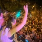 Melani Olivares Instagram - …este fin de semana ha sido la bomba! Hemos vivido en madrid, un orgullo reivindicativo, explosivo, masivo, disfrutón y muy inclusivo. Os dejo dos opciones , para aquellos que todavía creen que no hace falta tener memoria histórica para que no nos vuelva a pasar lo mismo, ni siquiera acercarnos! FAMILIA= AMOR 🧡 #viveydejavivir #dejemosnosser