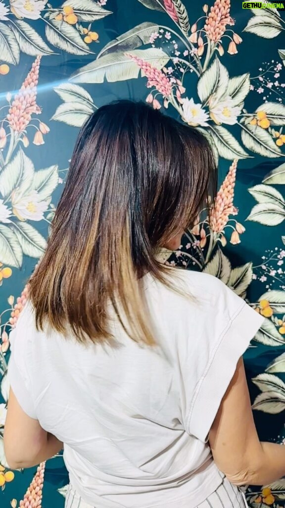 Melani Olivares Instagram - …este en tus manos es estar en casa… gracias @elisabethojeda por tu profesionalidad y por recuperarme el pelo tras el verano! Te quieroooo! ❤❤❤ el tratamiento de “color premium “ es lo máaaaas! ❤❤❤ #colaboracion #regalo