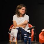 Melani Olivares Instagram - …ayer presentamos Momento Re y nunca había sentido tal resaca de amor! Presentando el libro con nosotras , estaba mi amiga/ hermana Carmen Machi, que hizo magia. Nos reímos , lloramos y nos dimos la vuelta como un calcetín. También estuvimos abrazada y mimadas por nuestra amig@s y había tanta ilusión en sus miradas que me conmovió aun más . Estoy muy ñoña creo, pero os quiero muchísimo a tod@s l@s que os acercasteis hasta allí. @beacuevasm mi otra mitad. #carmenmachi forever te quiero ❤️ @penguinlibros #Gonzalo ♥️ @editabundo @salvasuay @rafa_cuore ❤️❤️❤️❤️ @vinos.unaipozo sois lo maaaas!!!! ❤️❤️❤️