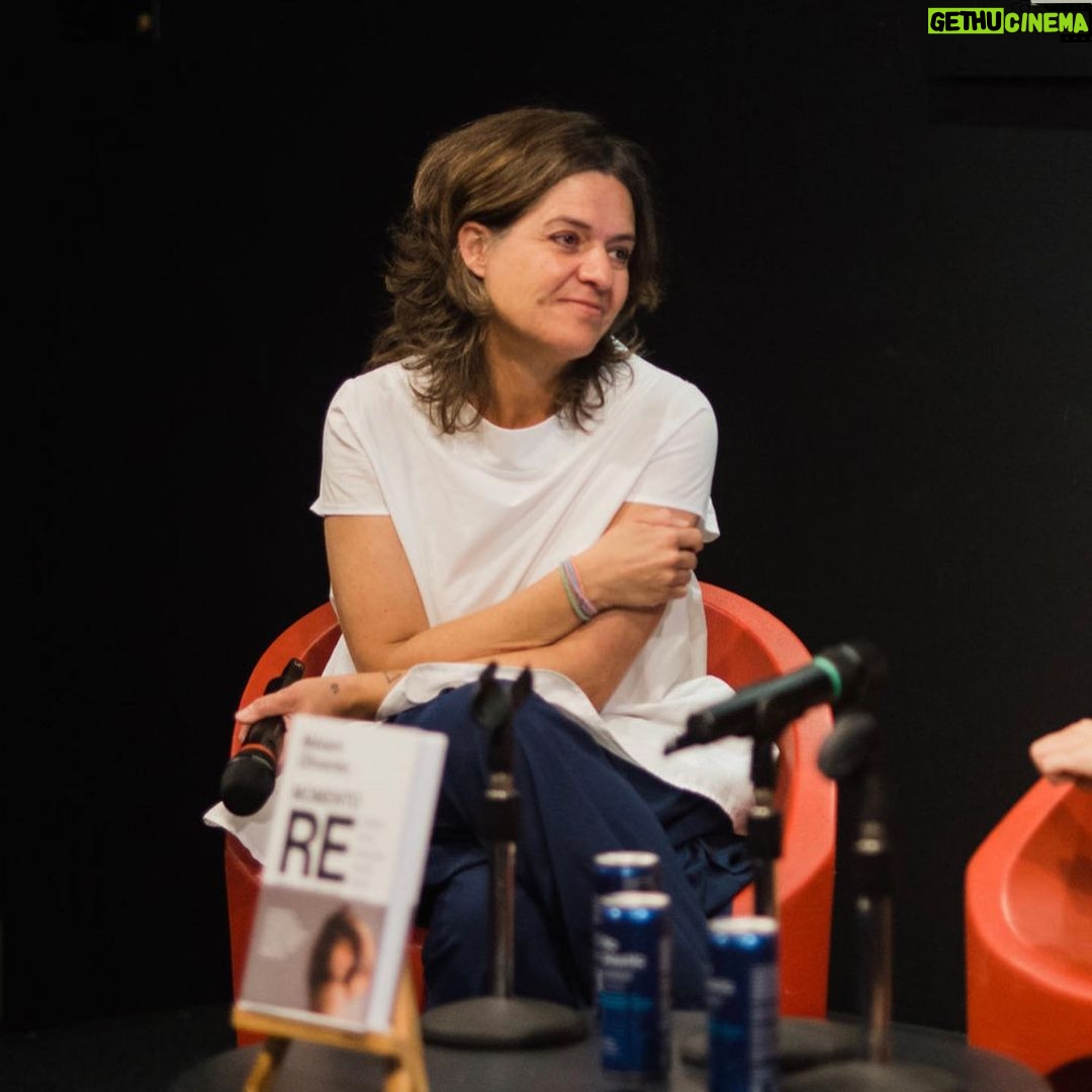Melani Olivares Instagram - …ayer presentamos Momento Re y nunca había sentido tal resaca de amor! Presentando el libro con nosotras , estaba mi amiga/ hermana Carmen Machi, que hizo magia. Nos reímos , lloramos y nos dimos la vuelta como un calcetín. También estuvimos abrazada y mimadas por nuestra amig@s y había tanta ilusión en sus miradas que me conmovió aun más . Estoy muy ñoña creo, pero os quiero muchísimo a tod@s l@s que os acercasteis hasta allí. @beacuevasm mi otra mitad. #carmenmachi forever te quiero ❤️ @penguinlibros #Gonzalo ♥️ @editabundo @salvasuay @rafa_cuore ❤️❤️❤️❤️ @vinos.unaipozo sois lo maaaas!!!! ❤️❤️❤️