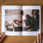 Melani Olivares Instagram - No juicio Ideas preconcebidas. Etiquetas. Prejuicios. Suposiciones. Nos pasamos la vida opinando sobre los demás. Juzgando a los demás. Y digo yo: y yo qué sé qué es lo que le ha pasado a esta persona para hacer o decir lo que hace. Y yo qué sé qué es lo que la lleva a ser como es. Igual conmigo misma. (Si nos descuidamos, nos pasamos la vida juzgándonos). Cuando viene el miedo, cuando me enfrasco en pensamientos y me siento atrapada, para volver a fluir, para no forzar, me digo: déjate ser