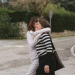 Melani Olivares Instagram - Creo que es la primera vez en mi vida que estoy nerviosa, emocionada, excitada REFELIZ, por deciros algo! Pero es que también es la primera vez que presento algo tan personal e íntimo. He tenido la inmensa suerte , de encontrarme en l vida con @beacuevasm que es la otra mitad de este Momento Re, su entusiasmo en querer “Re tratarme” a lo largo de estos dos años y medio, sin filtros, y sin juicios, me ha permitido dejarme ser y mirar por una mirilla una realidad, que es la mía y la suya… Este libro no es autobiográfico. Este libro no es de autoayuda. Este libro es singular ,que expresa reflexiones a lo largo de mi vida, y de las decisiones que he ido tomando. Este libro es la flor de loto que crece desde la mierda más absoluta. Gracias @penguinlibros por el respeto que habéis tenido con nosotras y por dejarnos hacer y deshacer a nuestro antojo. Gracias a @editabundo por confiar y el amor que le ponéis a todo lo que hacéis. Y sobretodo gracias @beacuevasm @ntity.branding por empeñarte en dar a conocer y revolver los cajones olvidados , sin tapujos y con todo el amor y paciencia.El diseño del libro es brutal y las fotos son mi vida al descubierto , sin trampa ni cartón. @salvasuay , en esto y en todo, eres el mejor compañero de viaje que podía tener. @suay.talent Estaremos en la feria del libro de madrid el día 2 y 8 junio! Ayyyy que nervioooos!