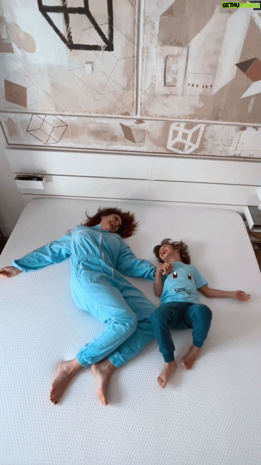 Melani Olivares Instagram - #Publi - Siempre he sido muy feliz saltando en la cama, pero ahora además de saltar duermo a las mil maravillas! Y el canapé me ha dado la vida! @emma_colchon ¡Os dejo mi código de descuento con un 10% adicional al 55% que ya tenéis en la web ¡Mi código es MELANI10! #despiertalomejordeti