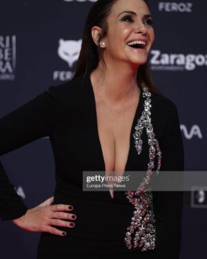 Melani Olivares Instagram - …ayer en los @premiosferoz fue una noche mágica , con unos trabajos maravillosos , con compañeros y compañeras comprometid@s ..Las palabras de @pedro_almodovar_caballero reivindicando la sanidad pública fueron aplaudidas y apoyadas por tod@s l@s que estuvimos allí. 
Pero todo esto ha pasado a un segundo plano por dos seres despreciables que desde luego no se merecían estar allí. Señalemos a los agresores y arropemos a las víctimas … 
 

Estilismo : @joseherrerastylist ❤️
@isabelsanchiscostura ❤️❤️❤️
Makeup: @naogayoso ❤️❤️❤️ @yslbeauty #yslbeauty #makeuplook
@suay.talent ❤️❤️❤️
@customima ❤️❤️
@martinellishoes ❤️❤️