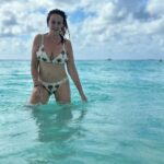 Melani Olivares Instagram - … …y llegó el momento de decir adiós a cayo largo… hemos aprendido que el lujo no es material, el lujo es lo que nos llevamos en el corazoncito, nos llevamos a sus gentes y a toda la generosidad que nos han llenado el alma… Amenazamos con volver pronto, muy pronto.. Seguiré subiendo momentos que nos queda en por compartir ❤️❤️❤️ @neoxing @hugo_delross @memoriescayolargo @mohamadfawzigonzalez @rafavillanuevabaena #playasirena #villamarina ❤️❤️❤️❤️