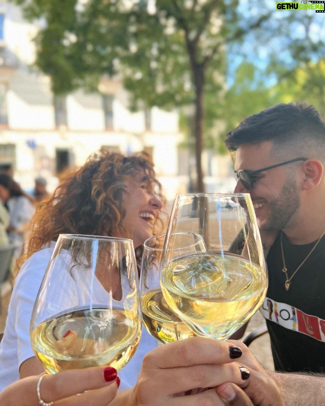 Melani Olivares Instagram - #Publi - Mi plan favorito siempre será un buen vino, una buena historia y estar rodeada de buenos amigos por eso os traigo un sorteazo de la mano de @mejorcon_vino donde vamos a regalar una smartbox para poder disfrutar de una cena para dos en un ESTRELLA MICHELÍN! 🍽️🥳 Los pasos a seguir serán: ✅Seguir a @mejorcon_vino y a mi ✅Mencionar a esa persona con la que compartes una buena historia con vino. ✅Darle like al post El ganador se anunciará en este mismo post el día 17 de octubre #tómatelascosasconvino