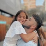 Melani Olivares Instagram – …la cara de Manuela lo dice todo a su lado, porque es nuestro sostén, ya no es solo nuestro repre, es nuestro amigo, capitán, nuestra guía a nivel profesional, nuestro confidente y el hombro en el que yo descanso y a veces , pocas, pero a veces también me derrumbo. Gracias @suay.talent por acogernos a tod@s con tanta profesionalidad y amor. 
 @mateo_jalon 
@candelaarestegui 
@barbiskull 
@barbaragrandio 
@luismiguelseguiactor 
@zackgomezrolls 
@hachaluis 
@jordimarticasas 
@olabarrianur @rupertinat 
@carmendelave
@janosanvicente 
Press: @evitacalleja