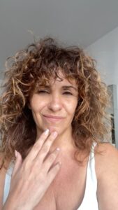 Melani Olivares Instagram - Me han robado el coche , y siguiendo vuestras instrucciones, que sabéis mucho de redes, lo subo aquí por si lo queréis compartir e intentar encontrarlo. Gracias infinitas por el apoyo de todas y todos ! Sois lo más ! Graciaaaaas. BMW negro, es un X3