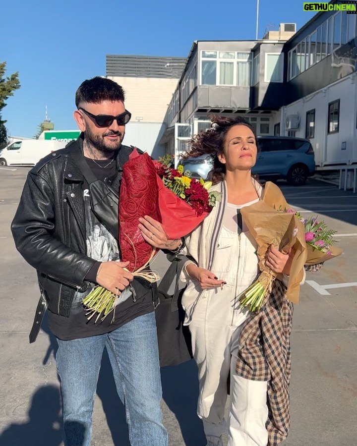 Melani Olivares Instagram - No me gustan las despedidas por eso he tardado 5 días en subir este vídeo, han sido 8 meses de trabajo frenético pero con todo el amor y más que podía esperar. Gracias, gracias, gracias a todo el equipo de @amaresparasiempre, @antena3com, @diagonaltelevisio @enekobotana y @labueladeltechno por el esfuerzo, el talento y la dedicación y como mención especial, mi prima @itziar_miranda por sostenerme, cuidarme y enseñarme tanto. Os dejo con el corazón llenito de amor y me teletransporto al s.XVI. Nieves Sanabria estará siempre conmigo como todos vosotros. @jorgeboschactor te amare siempre. ❤️❤️❤️