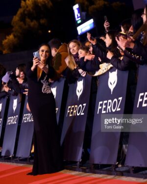 Melani Olivares Instagram - …ayer en los @premiosferoz fue una noche mágica , con unos trabajos maravillosos , con compañeros y compañeras comprometid@s ..Las palabras de @pedro_almodovar_caballero reivindicando la sanidad pública fueron aplaudidas y apoyadas por tod@s l@s que estuvimos allí. 
Pero todo esto ha pasado a un segundo plano por dos seres despreciables que desde luego no se merecían estar allí. Señalemos a los agresores y arropemos a las víctimas … 
 

Estilismo : @joseherrerastylist ❤️
@isabelsanchiscostura ❤️❤️❤️
Makeup: @naogayoso ❤️❤️❤️ @yslbeauty #yslbeauty #makeuplook
@suay.talent ❤️❤️❤️
@customima ❤️❤️
@martinellishoes ❤️❤️