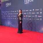 Melani Olivares Instagram - …ayer en los @premiosferoz fue una noche mágica , con unos trabajos maravillosos , con compañeros y compañeras comprometid@s ..Las palabras de @pedro_almodovar_caballero reivindicando la sanidad pública fueron aplaudidas y apoyadas por tod@s l@s que estuvimos allí. Pero todo esto ha pasado a un segundo plano por dos seres despreciables que desde luego no se merecían estar allí. Señalemos a los agresores y arropemos a las víctimas … Estilismo : @joseherrerastylist ❤️ @isabelsanchiscostura ❤️❤️❤️ Makeup: @naogayoso ❤️❤️❤️ @yslbeauty #yslbeauty #makeuplook @suay.talent ❤️❤️❤️ @customima ❤️❤️ @martinellishoes ❤️❤️