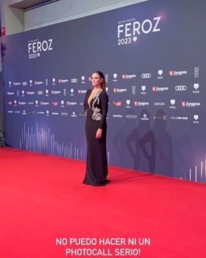Melani Olivares Instagram - …ayer en los @premiosferoz fue una noche mágica , con unos trabajos maravillosos , con compañeros y compañeras comprometid@s ..Las palabras de @pedro_almodovar_caballero reivindicando la sanidad pública fueron aplaudidas y apoyadas por tod@s l@s que estuvimos allí. 
Pero todo esto ha pasado a un segundo plano por dos seres despreciables que desde luego no se merecían estar allí. Señalemos a los agresores y arropemos a las víctimas … 
 

Estilismo : @joseherrerastylist ❤️
@isabelsanchiscostura ❤️❤️❤️
Makeup: @naogayoso ❤️❤️❤️ @yslbeauty #yslbeauty #makeuplook
@suay.talent ❤️❤️❤️
@customima ❤️❤️
@martinellishoes ❤️❤️