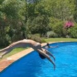 Melani Olivares Instagram - Este verano hemos inaugurado las vacaciones de la mejor manera, con amigos, que son la familia elegida, en un entorno que es pura vida, con la máxima privacidad y rodead@s de montañas verdes! Hemos jugado, compartido, disfrutado… Hemos reído a carcajadas y todas esas vivencias las tenemos retenidas en el cerebro y en el corazón, para echar mano de ellas cuando apriete el frío. No puedo estar más agradecida al universo por la familia que tengo, con vosotr@s al fin del mundo! Y desde luego confiaré siempre mis vacaciones en la costa del Sol a @cuboshomes! Sois mejores! 🤍🤍 @idolyagency_official ❤️❤️ #colaboracion #regalo Costa Del Sol