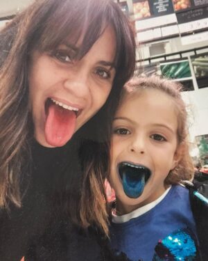 Melani Olivares Instagram - …sigue intacta la misma mirada de confianza, complicidad, sabiduría…sigues intacta en esencia . Felices 11 Manuela… Te amo con locura y frenesí! Gracias por estar y existir, la vida es más bonita a tu lado..❤️❤️❤️❤️