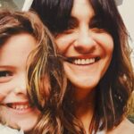Melani Olivares Instagram - …sigue intacta la misma mirada de confianza, complicidad, sabiduría…sigues intacta en esencia . Felices 11 Manuela… Te amo con locura y frenesí! Gracias por estar y existir, la vida es más bonita a tu lado..❤️❤️❤️❤️