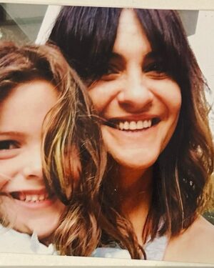 Melani Olivares Instagram - …sigue intacta la misma mirada de confianza, complicidad, sabiduría…sigues intacta en esencia . Felices 11 Manuela… Te amo con locura y frenesí! Gracias por estar y existir, la vida es más bonita a tu lado..❤️❤️❤️❤️
