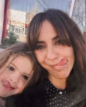 Melani Olivares Instagram - …sigue intacta la misma mirada de confianza, complicidad, sabiduría…sigues intacta en esencia . Felices 11 Manuela… Te amo con locura y frenesí! Gracias por estar y existir, la vida es más bonita a tu lado..❤️❤️❤️❤️