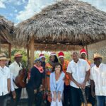 Melani Olivares Instagram - …y llegó papá Noel hasta Cayo largo y nos trajo unas gafas para un sol que todavía no llega, pero nos da igual, porque fuimos a una casa típica campesina, donde bailamos y comimos pan con lechón, con sus gentes que no pueden ser más maravillosas y generosas. Vimos a un cocodrilo bebé y un cangrejo blanco. Después fuimos al centro de recuperación de tortugas, donde cada año salvan 20.000 tortugas y Leonardo nos lo contó con su magia y bondad. Llevamos 2 días aquí y ya sabemos que nos iremos llorando y sabiendo que volveremos en cuanto podamos… @memoriescayolargo @neoxing ( te vamos a llevar con nosotros de vuelta ( lo sabes,no?) @hugo_delross @mohamadfawzigonzalez @rafavillanuevabaena ❤️❤️❤️❤️