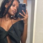 Melani Olivares Instagram - …y llegó papá Noel hasta Cayo largo y nos trajo unas gafas para un sol que todavía no llega, pero nos da igual, porque fuimos a una casa típica campesina, donde bailamos y comimos pan con lechón, con sus gentes que no pueden ser más maravillosas y generosas. Vimos a un cocodrilo bebé y un cangrejo blanco. Después fuimos al centro de recuperación de tortugas, donde cada año salvan 20.000 tortugas y Leonardo nos lo contó con su magia y bondad. Llevamos 2 días aquí y ya sabemos que nos iremos llorando y sabiendo que volveremos en cuanto podamos… @memoriescayolargo @neoxing ( te vamos a llevar con nosotros de vuelta ( lo sabes,no?) @hugo_delross @mohamadfawzigonzalez @rafavillanuevabaena ❤️❤️❤️❤️